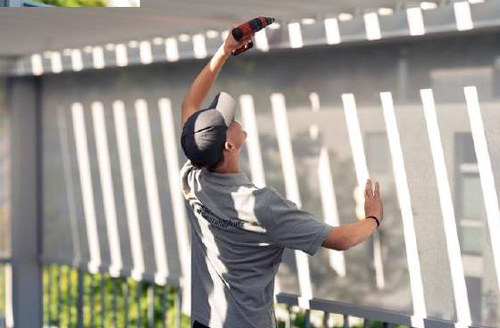 Monteur an einer Pergola
